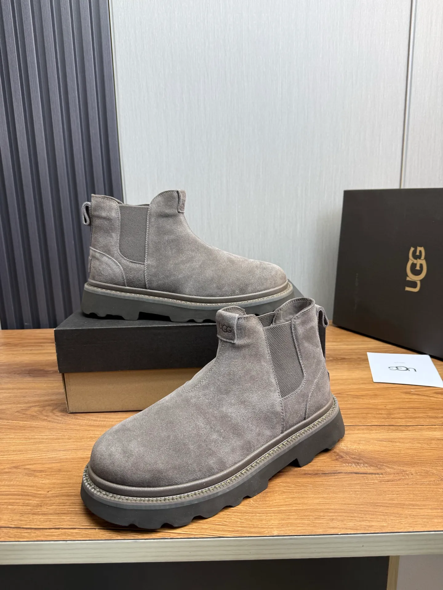 Men's shoes 💰600💰 New UGG fur integrated men's simple and fashionable snow boots. The most worth buying at the end of this year are warm casual shoes. Whether you are out and about at home, their comfortable and warm performance will be your most suitable fashion companion! The material is cowhide upper and imported wool is used inside. Warm and comfortable! The eva+ rubber patch outsole is cushioned, non-slip and wear-resistant, and has good elasticity. It is light and wear-resistant, comfortable and soft, and the new simple cut is more fashionable. It has both practicality and fashion sense, so you no longer have to worry about how to match it in winter, while still maintaining your fashionable taste. High-quality genuine wool. Look at the details for the material! Size: 39-40-41-42-43-44-44 sneaker size